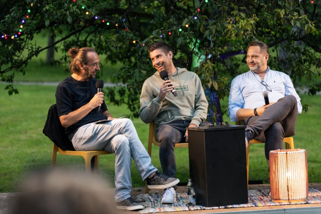 Hannes Treichl (rauchzeichen) im Gespraech mit Florian Muehlegger (Sparkasse Schwaz) - (c)Thomas Steinlechner fuer Sparkasse Schwaz Kopie